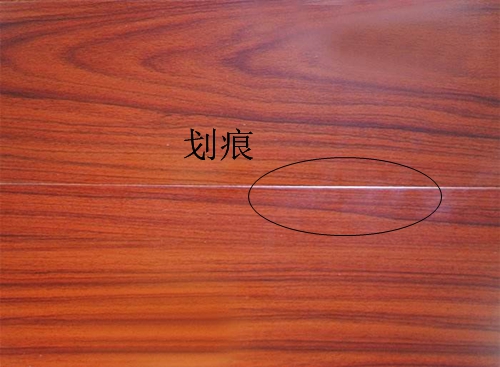 木地板出現(xiàn)劃痕后，李女士居然這樣做......